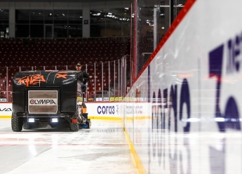 «Самый лучший лед в КХЛ»: челябинские ледовары раскрыли секрет качественной заливки площадки  