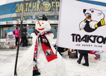  У  ледовой арены «Трактор» состоялся парад «Снеговиков-добряков»