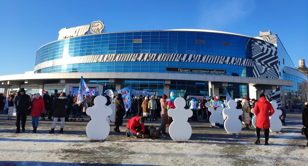 Ледовая арена «Трактор» в третий раз приняла флешмоб «Снеговики –Добряки»